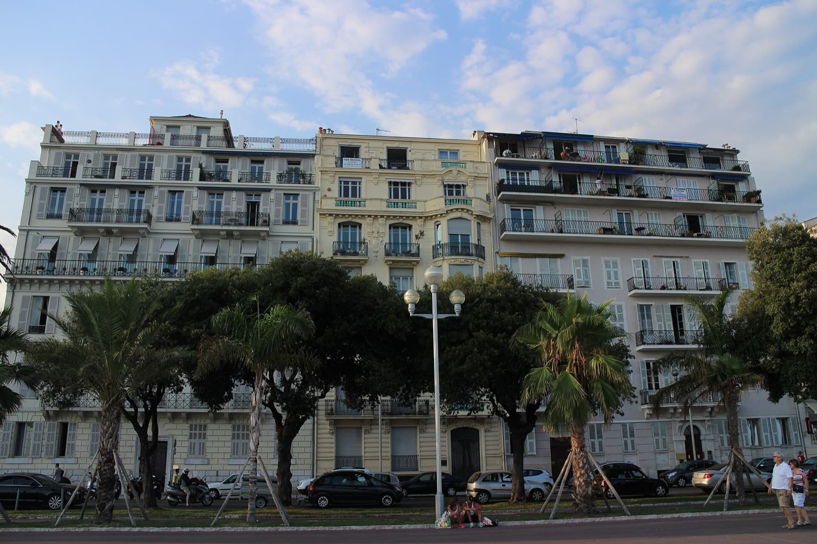 Rangée d’immeubles collectifs avec persiennes et balcons