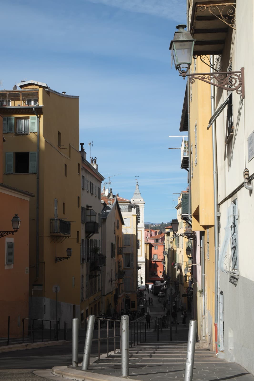 Ruelle en pente du Vieux-Nice, persiennes et clochers