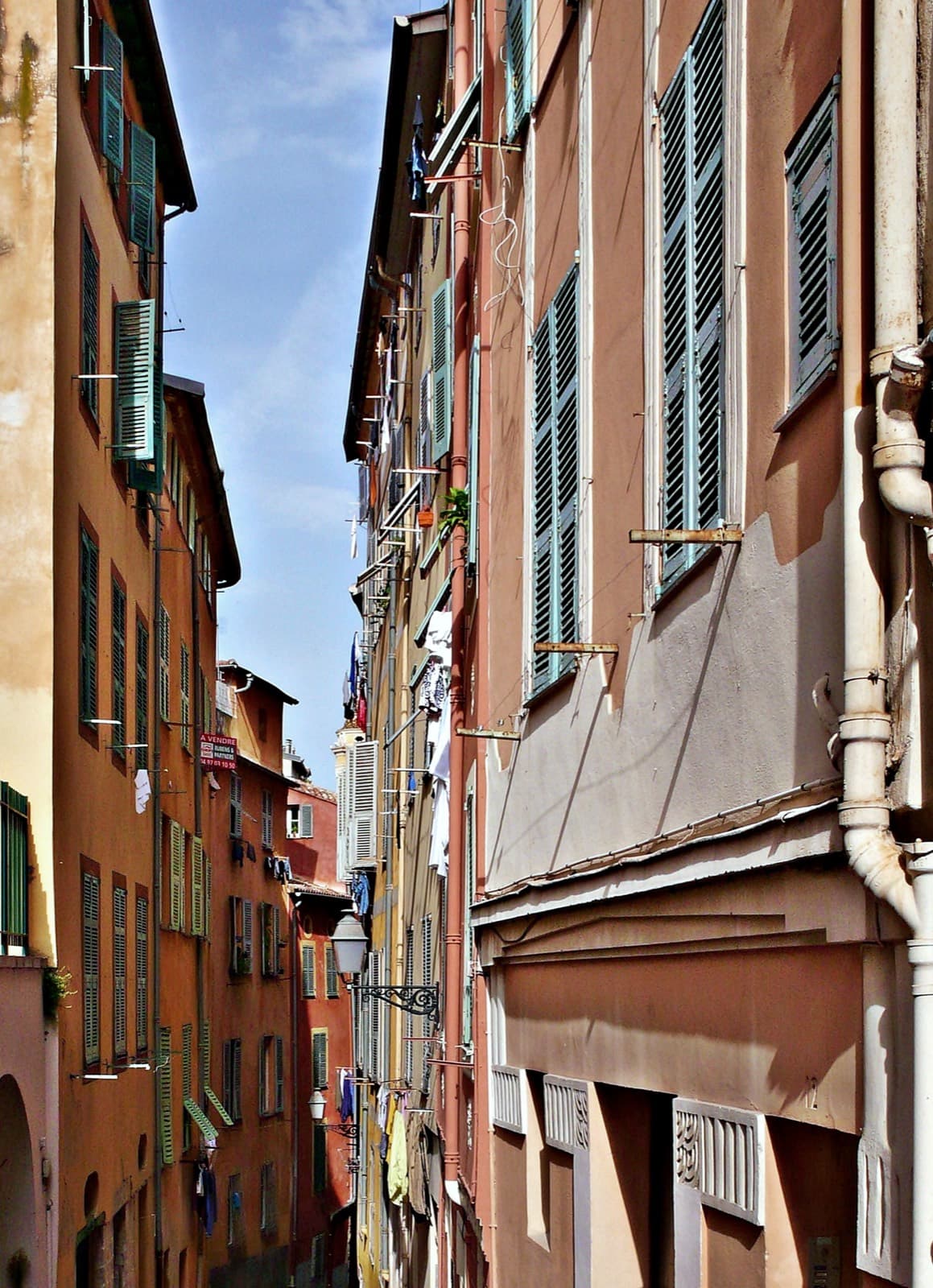 Persiennes vertes sur façades ocre du Vieux-Nice