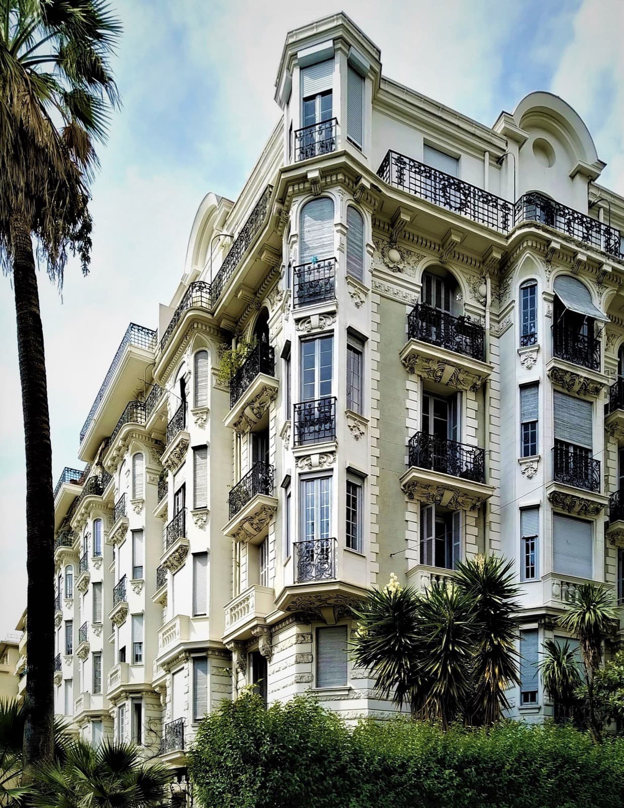 Immeuble orné du centre-ville, balcons en fer forgé