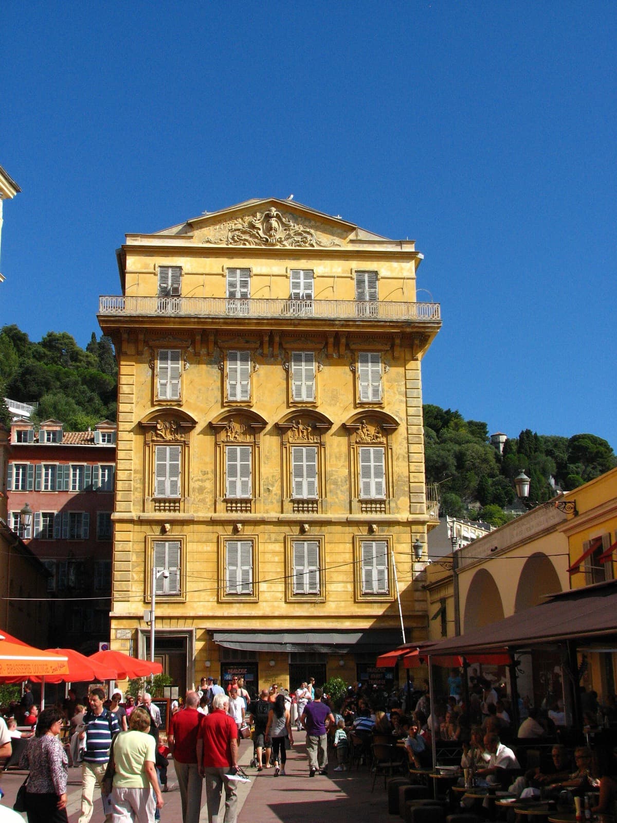Façades d’immeubles au Cours Saleya, Nice