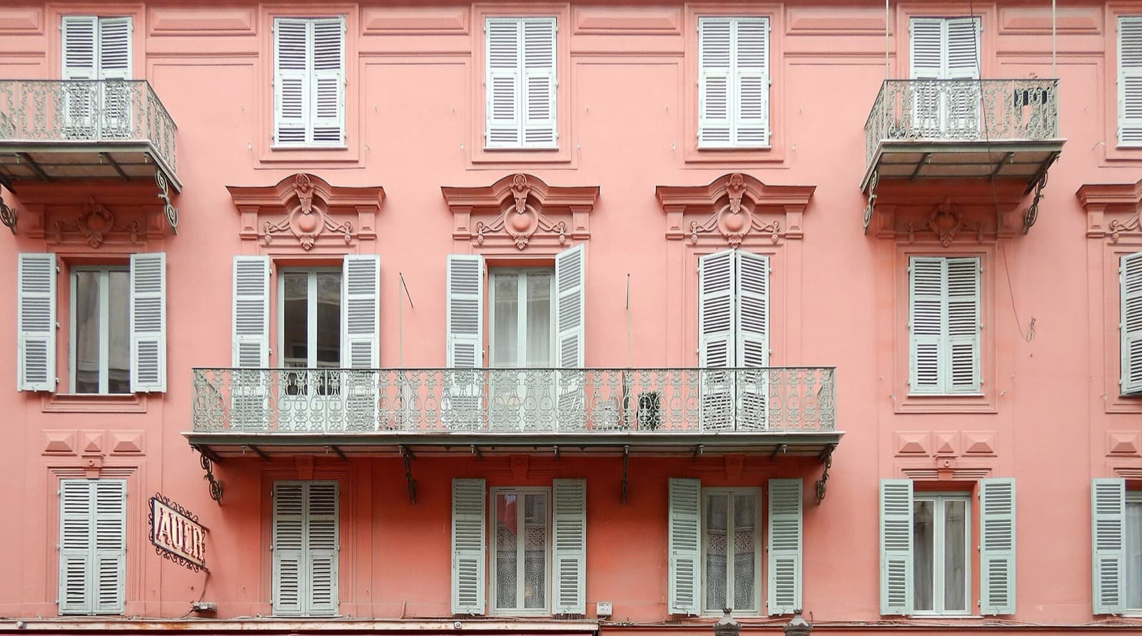 Façade rose d’immeuble collectif à Nice