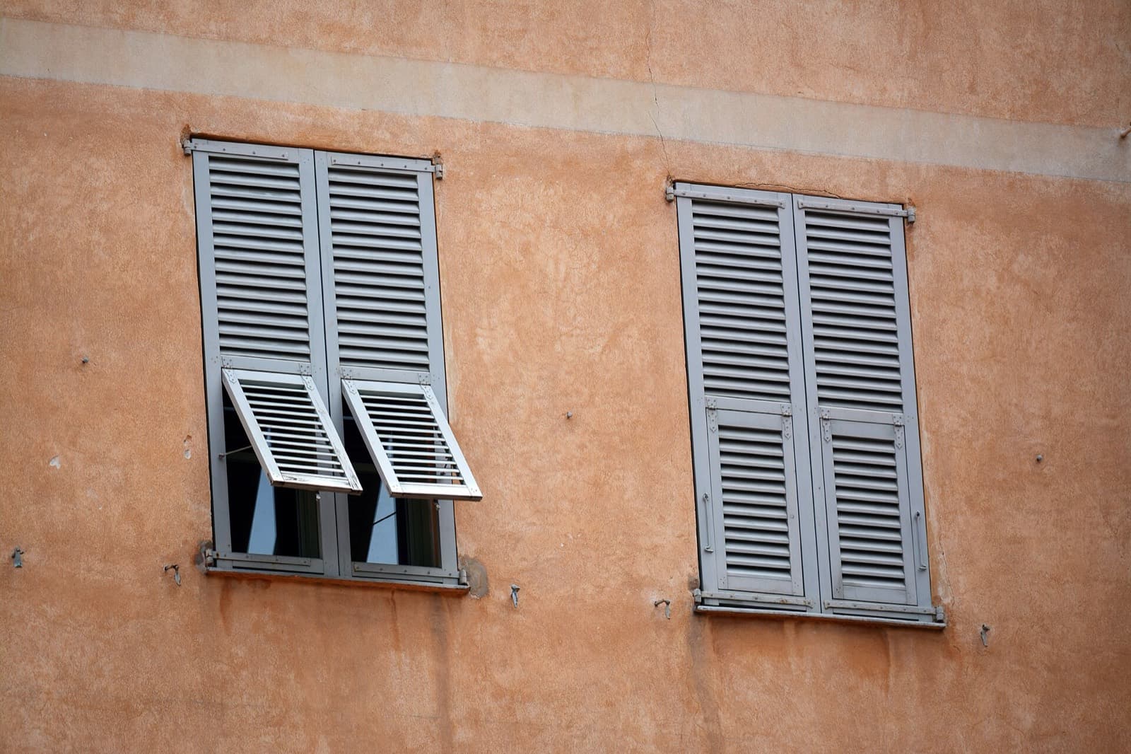 Persiennes métalliques à vantaux sur un immeuble du Vieux-Nice